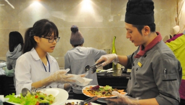 Các em học sinh của Hanoi Food Rescue cùng Hotel de l’Opera Hanoi 'giải cứu' thức ăn, lan toả yêu thương