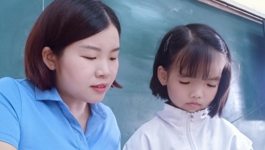 Cô giáo Hà Thị Huyên và hành trình cảm động cùng học trò bị não úng thủy giành giải chữ đẹp