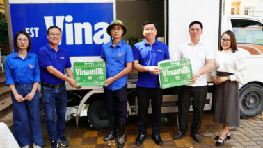 Vinamilk tiếp tục hỗ trợ người dân sau bão lũ