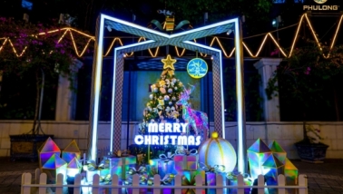 Bức họa Giáng sinh lung linh tại các khu đô thị Phú Long