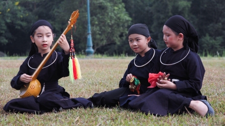 Trẻ em dân tộc Nùng tự tin trình diễn trang phục truyền thống trong lễ hội văn hoá