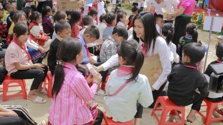 Hoa hậu H'Hen Niê xúc động trong lễ khai giảng đặc biệt tại Lai Châu