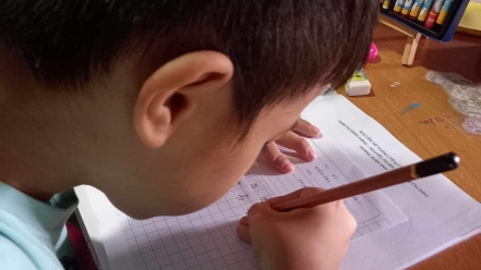 Lá thư xúc động của người mẹ đồng hành cùng con 7 tuổi mắc hội chứng tăng động thi 'Chữ đẹp tuổi thơ'