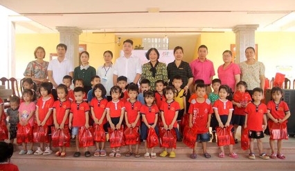 Bắc Giang: 100 em nhỏ được tặng canxi, vitamin D3
