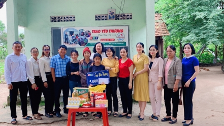 Hội Bảo vệ quyền trẻ em tỉnh Kon Tum thực hiện chương trình 'Trao yêu thương' tới bé gái bị tật mắt bẩm sinh