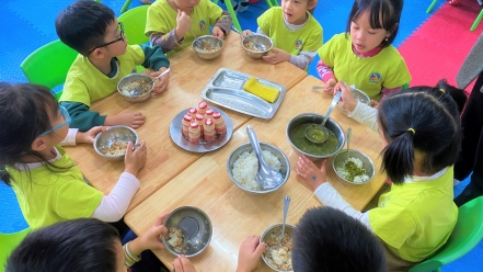 Cận cảnh suất ăn bán trú 30 nghìn đồng tại một trường mầm non ở Hà Nội