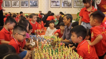 Trẻ em được thưởng thức bánh trung thu và trái cây 3 miền tại Hà Nội