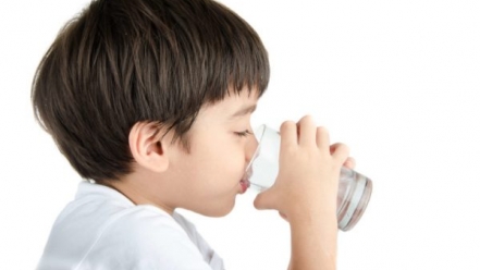 Trẻ em mỗi ngày cần uống bao nhiêu nước là đủ?