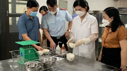 Hà Nội siết chặt bữa ăn học đường
