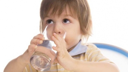 3 thời điểm uống nước quan trọng với trẻ