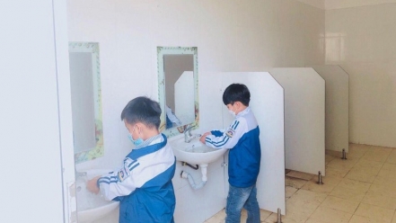 Nỗi buồn nhà vệ sinh trường học nông thôn