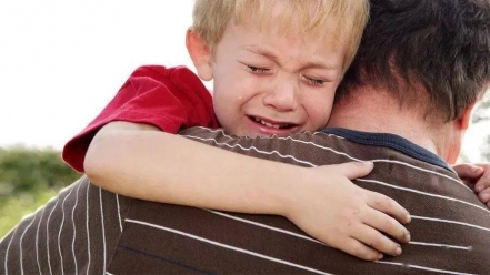 Cha mẹ cần làm gì khi trẻ quấy khóc?