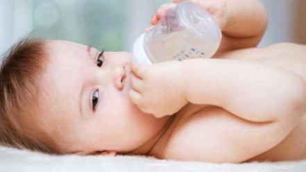 Nguy cơ khi sử dụng sữa công thức và bình bú cho trẻ