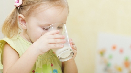 Có nên cho trẻ uống sữa thay nước?