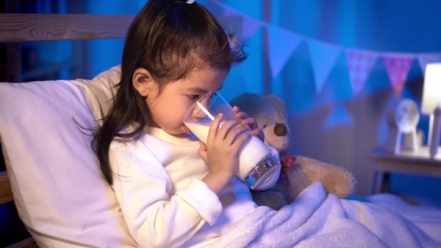 Nên cho trẻ uống sữa trước khi đi ngủ không?