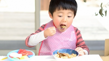 Chuyên gia chỉ ra tác hại khi cho trẻ ăn gần giờ đi ngủ