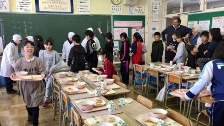 Bữa trưa của học sinh Nhật: Thực phẩm tươi, chuyên gia dinh dưỡng quyết thực đơn
