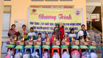 Trao quà cho hội viên Hội Bảo vệ quyền trẻ em và Bảo trợ người khuyết tật tỉnh Kon Tum