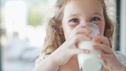 Trẻ 1 tuổi uống sữa tươi được không?