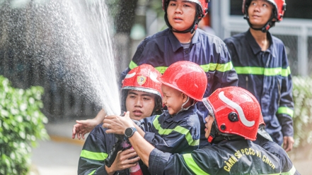 Xúc động cậu bé 7 tuổi mắc ung thư được thực hiện ước mơ làm lính cứu hỏa