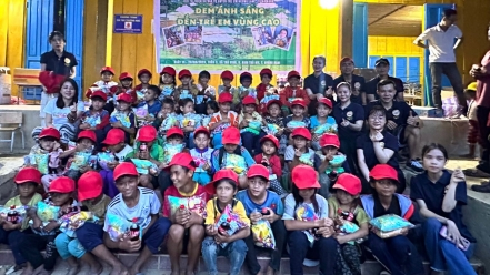 Câu lạc bộ Từ thiện và Bảo vệ quyền trẻ em Hương Lam tặng 150 suất quà cho trẻ em