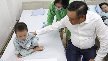 Chăm sóc, đỡ đầu đối với trẻ em mồ côi vụ cháy chung cư mini ở Hà Nội