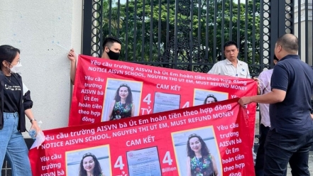 Phụ huynh tập trung đòi quyền lợi tại Trường Quốc tế Mỹ Việt Nam