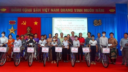 Trà Vinh: Trao quà cho học sinh khuyết tật huyện Càng Long