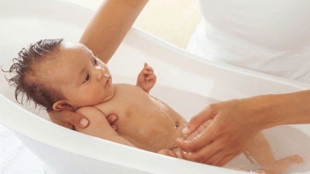 Khi tắm cho trẻ nhỏ, cha mẹ cần lưu ý gì?