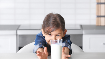 Trẻ mới biết đi nên uống bao nhiêu sữa mỗi ngày?