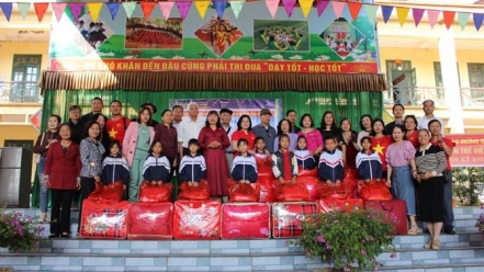 Chào mừng Đại hội Hội BVQTE Việt Nam lần thứ IV: Tặng quà cho học sinh vùng đặc biệt khó khăn Bắc Giang