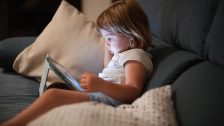 Chuyên gia cảnh báo, trẻ em nên tránh xem màn hình điện tử cho đến 3 tuổi