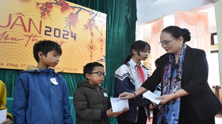 Hội Bảo vệ quyền trẻ em tỉnh Thừa Thiên Huế trao tặng hàng trăm suất quà Tết cho trẻ em khó khăn