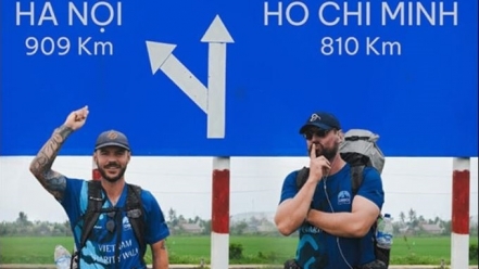 Hai người nước ngoài đi bộ 2.000km gây quỹ ủng hộ trẻ em Việt Nam