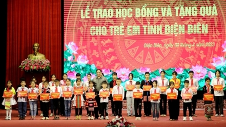 Thủ tướng Chính phủ Phạm Minh Chính trao học bổng, tặng quà 300 trẻ em có hoàn cảnh đặc biệt khó khăn tỉnh Điện Biên