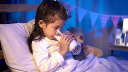 Cho con uống sữa trước khi đi ngủ: Nên hay không?