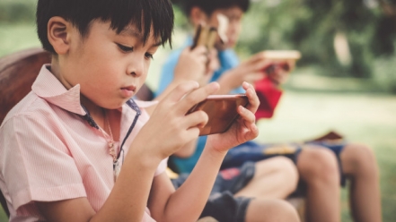 Không thể cấm trẻ dùng điện thoại, nhưng bố mẹ có thể dạy con dùng đúng