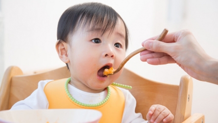 Có nên cho trẻ dưới 1 tuổi ăn muối?