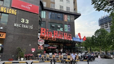 Hà Nội: Bãi xe, nhà hàng ‘vây kín’ sân chung cư, trẻ thiếu chỗ vui chơi