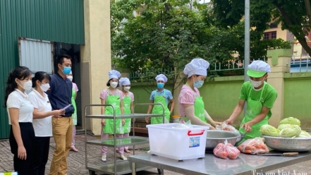 Cận cảnh phụ huynh giám sát giao nhận thực phẩm lúc 7h sáng ở một trường mầm non Hà Nội
