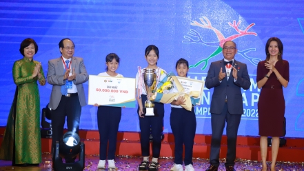 12 học sinh nhận giải Nhất Sơ đồ Tư duy Việt Nam và đón nhận kỷ vật của Tony Buzan