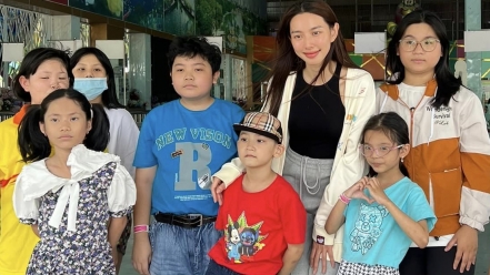 Hình ảnh đời thường khác lạ của Hoa hậu Thùy Tiên khi ở bên 15 con nuôi