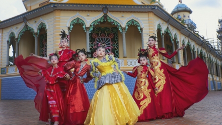 Miss Baby Việt Nam Kiều Hân cùng dàn mẫu nhí ấn tượng trong BST lấy cảm hứng từ khăn rằn của NTK Thạch Linh