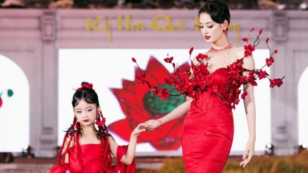 Mẫu nhí Suri Tuệ Nhi diễn thời trang cùng Á hậu Bùi Khánh Linh
