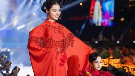 Mẫu nhí 5 tuổi tự tin trình diễn áo dài cùng Hoa hậu Nông Thúy Hằng tại Phố cổ Hoa Lư