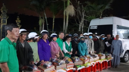 Trao 250 suất quà cho học sinh khó khăn và hộ nghèo tại Lâm Đồng