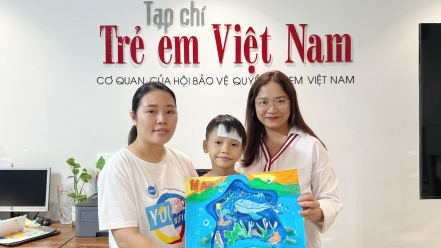 Bé 6 tuổi bị sốt vẫn cùng mẹ đi nộp tranh dự thi 'Ngôi nhà mơ ước'