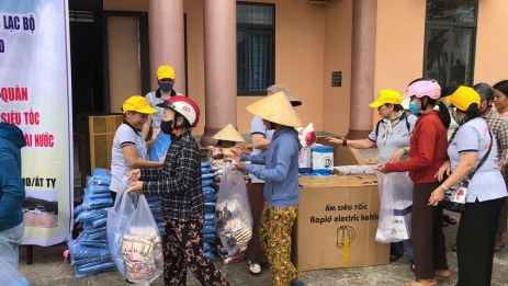 Hành trình sẻ chia yêu thương của Hội cháo Hạnh nguyện đến với bà con vùng bão lũ