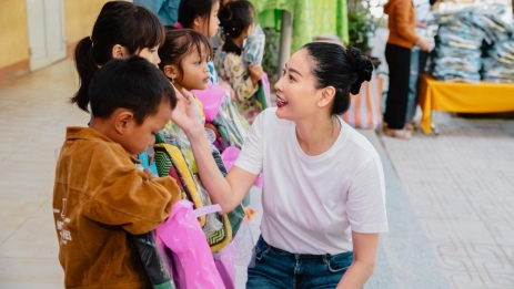 Hoa hậu Hà Kiều Anh đồng hành cùng chương trình 'Thắp sáng những ước mơ” tại Bến Tre