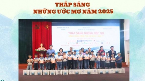 Hành trình “Thắp sáng những ước mơ” đến với trẻ em mọi miền Tổ quốc